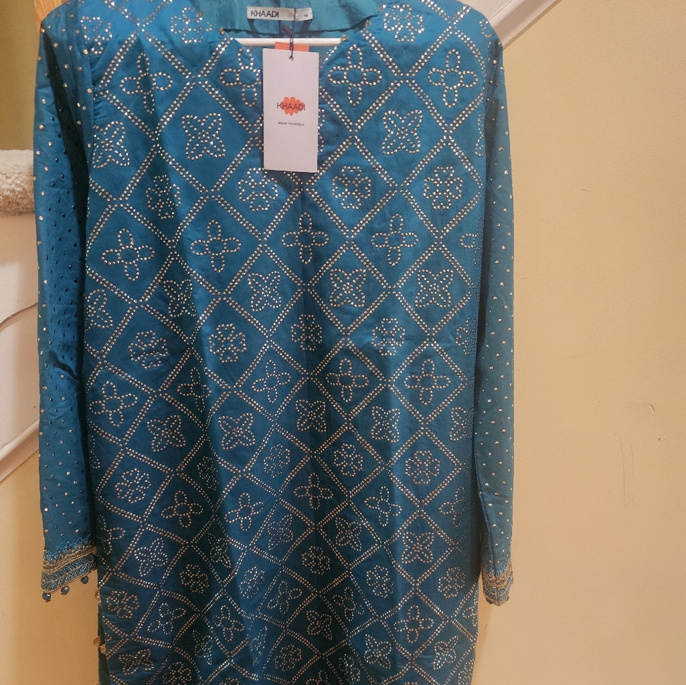 Beautiful brand new Pakistani 3 piece outfit from Khaadi.